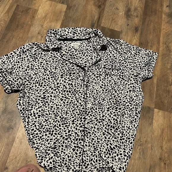 Michelle Miller two piece shirt and shorts lounge set. Size large with - Picture 2 of 5